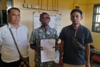 Penyidik Unit Reskrim Polsek Miru saat menyerahkan tersangka beserta barang bukti ke Kejaksaan Negeri Mimika. (Foto: Istimewa/Humas Polsek Miru)