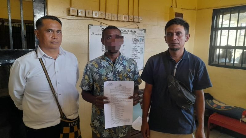 Penyidik Unit Reskrim Polsek Miru saat menyerahkan tersangka beserta barang bukti ke Kejaksaan Negeri Mimika. (Foto: Istimewa/Humas Polsek Miru)