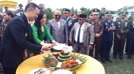 Pemotongan tumpeng oleh Pj Bupati Mimika, Valentinus Sudarjanto Sumito, didampingi istrinya serta Ketua DPRD Mimika, Pj Sekda Mimika, dan para pimpinan Forkopimda di Mimika. (Foto: Galeri Papua/Jefri Manehat)