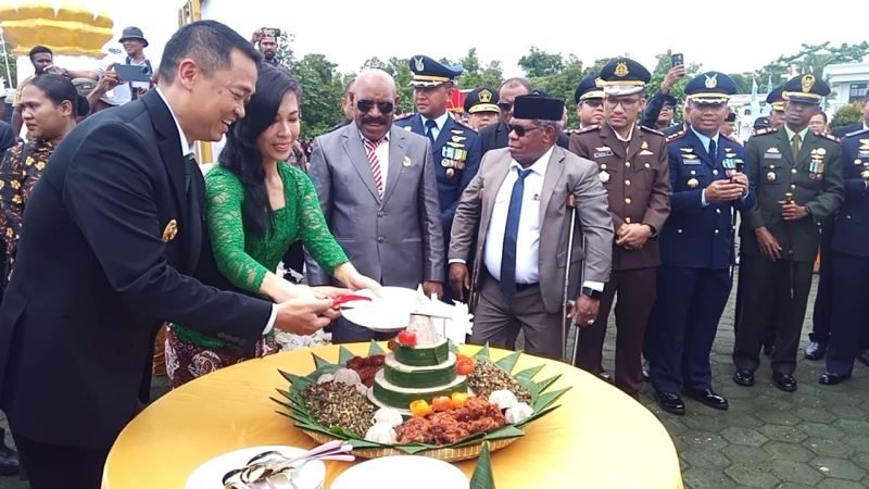 Pemotongan tumpeng oleh Pj Bupati Mimika, Valentinus Sudarjanto Sumito, didampingi istrinya serta Ketua DPRD Mimika, Pj Sekda Mimika, dan para pimpinan Forkopimda di Mimika. (Foto: Galeri Papua/Jefri Manehat)