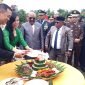 Pemotongan tumpeng oleh Pj Bupati Mimika, Valentinus Sudarjanto Sumito, didampingi istrinya serta Ketua DPRD Mimika, Pj Sekda Mimika, dan para pimpinan Forkopimda di Mimika. (Foto: Galeri Papua/Jefri Manehat)