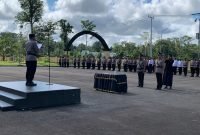 Momen pengambilan sumpah dan janji jabatan pejabat Satuan Reserse Narkoba Polres Mimika oleh rohaniawan terhadap pejabat baru. (Foto: Galeri Papua/Wahyu)