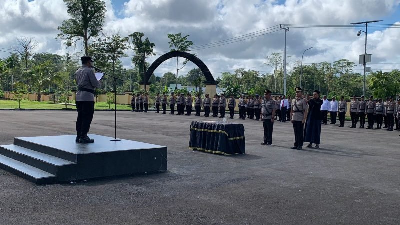 Momen pengambilan sumpah dan janji jabatan pejabat Satuan Reserse Narkoba Polres Mimika oleh rohaniawan terhadap pejabat baru. (Foto: Galeri Papua/Wahyu)