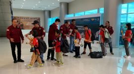 Atlet-atlet bulutangkis yang berhasil meraih juara umum pada kejuaraan Provinsi Papua Tengah di Nabire saat tiba di Mimika pada Minggu, 6 Oktober 2024. (Foto: Galeri Papua/Wahyu)