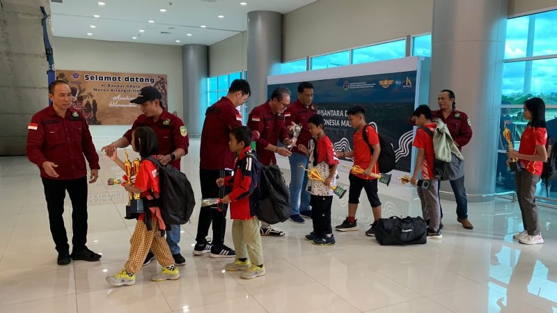 Atlet-atlet bulutangkis yang berhasil meraih juara umum pada kejuaraan Provinsi Papua Tengah di Nabire saat tiba di Mimika pada Minggu, 6 Oktober 2024. (Foto: Galeri Papua/Wahyu)