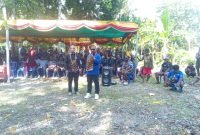 Alexsander Omaleng dan Yusuf Rombe (AIYE) saat menyampaikan visi dan misinya kepada warga Amungme di SP2, Timika, Papua Tengah. (Foto: Galeri Papua/Jefri Manehat) 