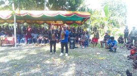 Alexsander Omaleng dan Yusuf Rombe (AIYE) saat menyampaikan visi dan misinya kepada warga Amungme di SP2, Timika, Papua Tengah. (Foto: Galeri Papua/Jefri Manehat) 