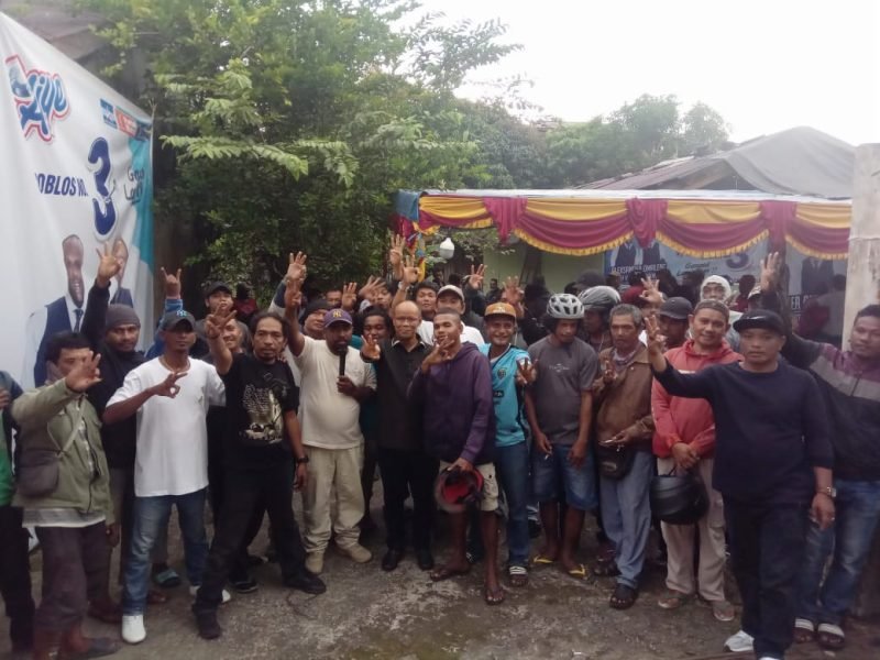 Relawan Persatuan Ojek Kota Timika bersama calon Wakil Bupati Mimika, Yusuf Rombe. (Foto: Galeri Papua/Jefri Manehat)