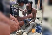 Tampak tangan dan kaki dari Alex Sondegau tengah terikat. (Foto: Istimewa/TPNPB-OPM)