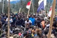 Para pendukung dari pasangan calon Bupati dan Wakil Bupati Puncak, Elvis Tabuni dan Naftali Akwal. (Foto: Istimewa/Tangkapan layar video Facebook @T R Resal Murib)