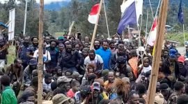 Para pendukung dari pasangan calon Bupati dan Wakil Bupati Puncak, Elvis Tabuni dan Naftali Akwal. (Foto: Istimewa/Tangkapan layar video Facebook @T R Resal Murib)