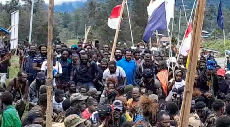 Para pendukung dari pasangan calon Bupati dan Wakil Bupati Puncak, Elvis Tabuni dan Naftali Akwal. (Foto: Istimewa/Tangkapan layar video Facebook @T R Resal Murib)