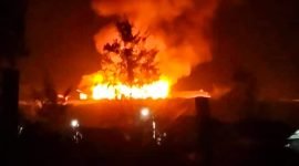 Tampak api melahap bangunan SMA Negeri 1 Sinak, Kabupaten Puncak, Papua Tengah. (Foto: Istimewa/Facebook @Pa Pi To)