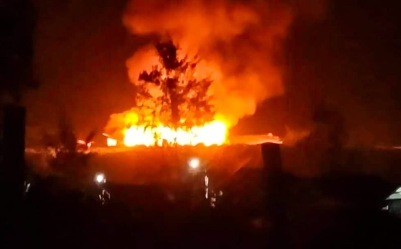 Tampak api melahap bangunan SMA Negeri 1 Sinak, Kabupaten Puncak, Papua Tengah. (Foto: Istimewa/Facebook @Pa Pi To)