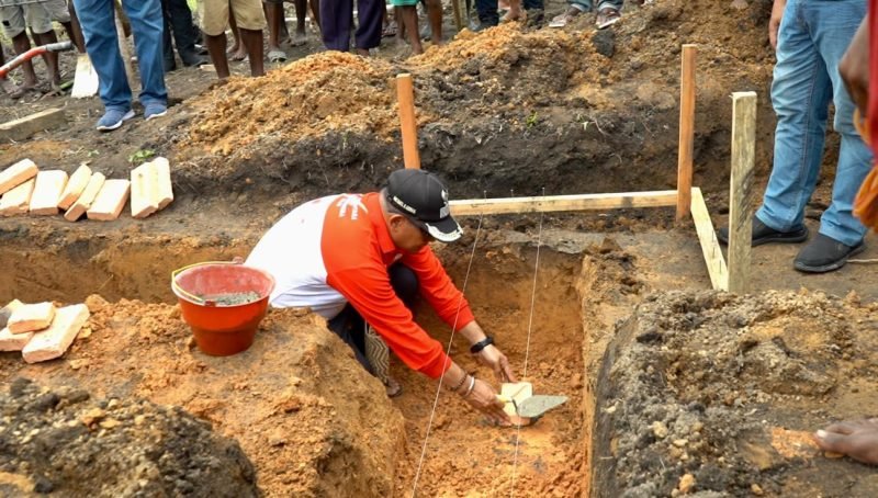 Penjabat Bupati Mappi, Dr. Michael R. Gomar,S.STP.,M.Si meletakkan batu pertama pembangunan gedung Gereja Bhetel Indonesia (GBI) Jemaat Gunung Kemuliaan di Kampung Wamom, Kabupaten Mapppi, Provinsi Papua Selatan, Jumat (11/10/2024). (Foto: Istimewa/Humas Pemda Mappi)