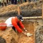 Penjabat Bupati Mappi, Dr. Michael R. Gomar,S.STP.,M.Si meletakkan batu pertama pembangunan gedung Gereja Bhetel Indonesia (GBI) Jemaat Gunung Kemuliaan di Kampung Wamom, Kabupaten Mapppi, Provinsi Papua Selatan, Jumat (11/10/2024). (Foto: Istimewa/Humas Pemda Mappi)