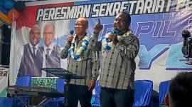 Pasangan calon Bupati dan Wakil Bupati Mimika, Alexsander Omaleng dan Yusuf Rombe (AIYE), membawakan sambutan dalam acara peresmian Sekretariat Pemenangan Dapil 3 AIYE di Jalan Budi Utomo, Timika, Papua Tengah, Sabtu (12/10/2024). (Foto: Galeri Papua/Endy Langobelen)