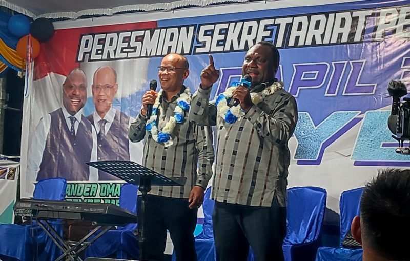 Pasangan calon Bupati dan Wakil Bupati Mimika, Alexsander Omaleng dan Yusuf Rombe (AIYE), membawakan sambutan dalam acara peresmian Sekretariat Pemenangan Dapil 3 AIYE di Jalan Budi Utomo, Timika, Papua Tengah, Sabtu (12/10/2024). (Foto: Galeri Papua/Endy Langobelen)