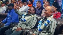 Pasangan calon Bupati dan Wakil Bupati Mimika, Alexsander Omaleng dan Yusuf Rombe (AIYE), menghadiri peresmian Sekretariat Pemenangan Dapil 3 AIYE di Jalan Budi Utomo, Timika, Papua Tengah, Sabtu (12/10/2024). (Foto: Galeri Papua/Endy Langobelen)