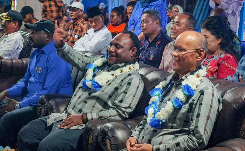 Pasangan calon Bupati dan Wakil Bupati Mimika, Alexsander Omaleng dan Yusuf Rombe (AIYE), menghadiri peresmian Sekretariat Pemenangan Dapil 3 AIYE di Jalan Budi Utomo, Timika, Papua Tengah, Sabtu (12/10/2024). (Foto: Galeri Papua/Endy Langobelen)