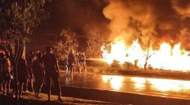 Tim pemadam kebakaran berupaya memadamkan api. (Foto: Galeri Papua/Endy Langobelen)