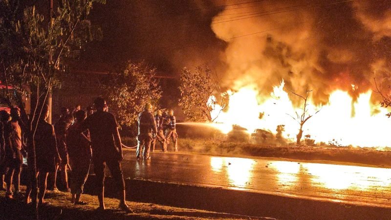 Tim pemadam kebakaran berupaya memadamkan api. (Foto: Galeri Papua/Endy Langobelen)