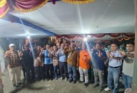 Foto bersama calon Wakil Bupati Mimika, Yusuf Rombe, dengan masyarakat Tepa dan Tanimbar di Mimika. (Foto: Istimewa/Tim AIYE)