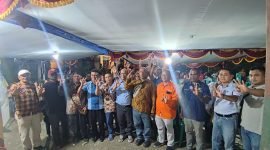 Foto bersama calon Wakil Bupati Mimika, Yusuf Rombe, dengan masyarakat Tepa dan Tanimbar di Mimika. (Foto: Istimewa/Tim AIYE)