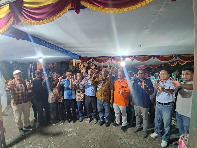 Foto bersama calon Wakil Bupati Mimika, Yusuf Rombe, dengan masyarakat Tepa dan Tanimbar di Mimika. (Foto: Istimewa/Tim AIYE)