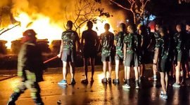 Personel TNI dan tim pemadam kebakaran berupaya memadamkan api di Markas Denkav 3/SC Mimika, Papua Tengah. (Foto: Galeri Papua/Endy Langobelen)