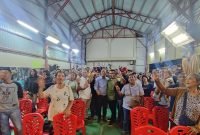 Foto bersama calon Wakil Bupati Mimika, Yusuf Rombe, dengan masyarakat Kerukunan Keluarga Hatu Maluku. (Foto: Istimewa/Tim AIYE)