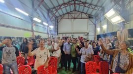 Foto bersama calon Wakil Bupati Mimika, Yusuf Rombe, dengan masyarakat Kerukunan Keluarga Hatu Maluku. (Foto: Istimewa/Tim AIYE)