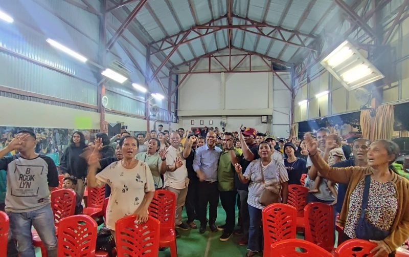 Foto bersama calon Wakil Bupati Mimika, Yusuf Rombe, dengan masyarakat Kerukunan Keluarga Hatu Maluku. (Foto: Istimewa/Tim AIYE)