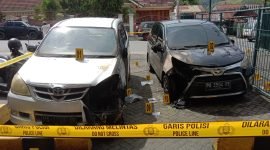 Dua mobil operasional media Jubi terkena dampak ledakan bom molotov yang dilempar ke halaman Kantor Redaksi Jubi. (Foto: Istimewa/Jubi)