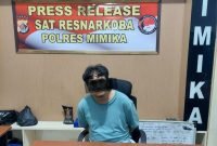 Pelaku IS saat berada di kantor Sat Resnarkoba Polres Mimika. (Foto: Istimewa)