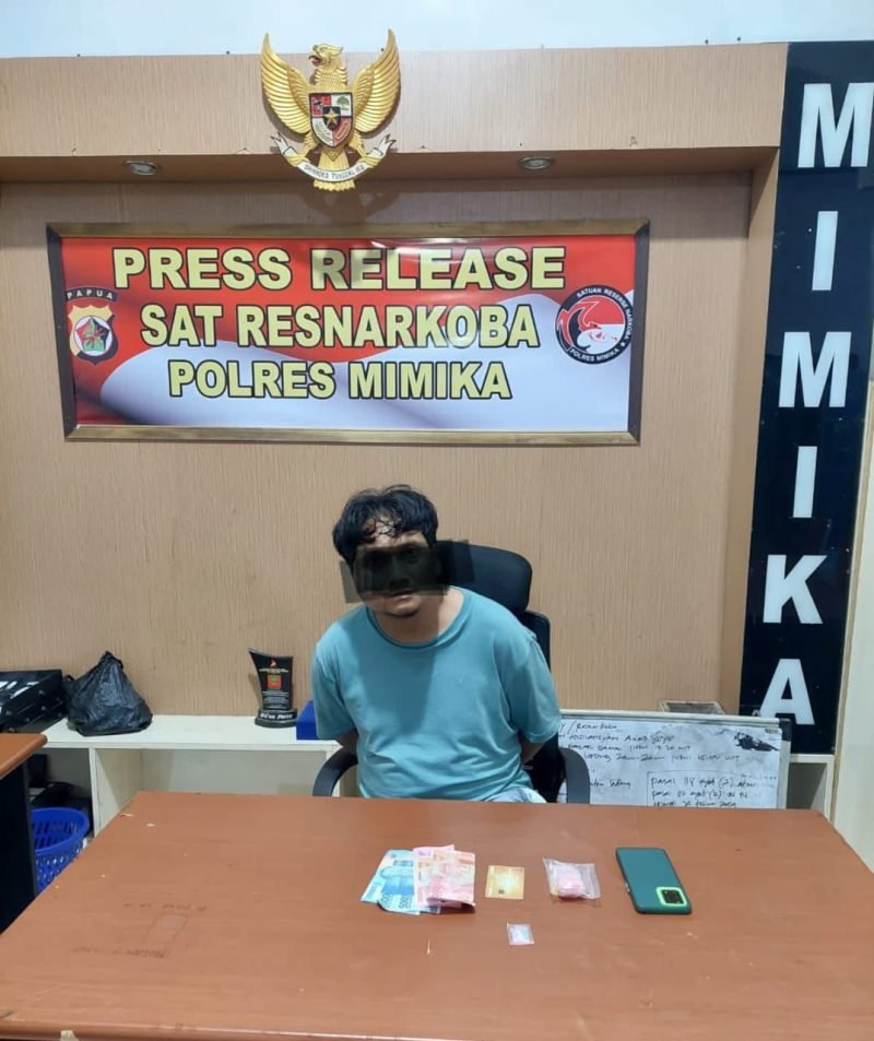 Pelaku IS saat berada di kantor Sat Resnarkoba Polres Mimika. (Foto: Istimewa)