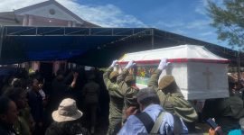 Momen jenazah Ausilius You yang berada di dalam peti dibawa oleh Satuan Polisi Pamong Praja menuju ke dalam rumah setibanya di rumah duka. (Foto: Galeri Papua/Wahyu)