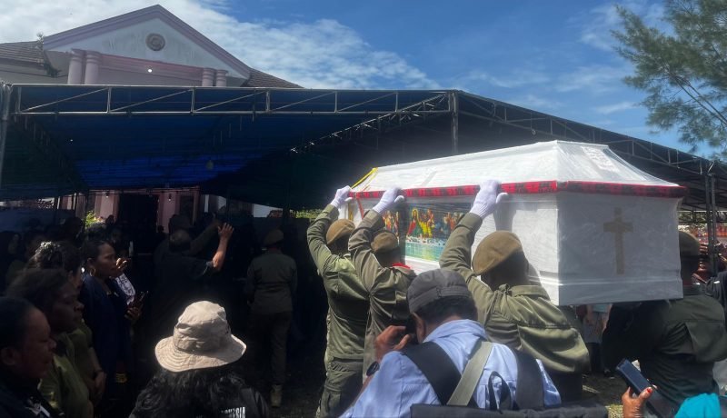 Momen jenazah Ausilius You yang berada di dalam peti dibawa oleh Satuan Polisi Pamong Praja menuju ke dalam rumah setibanya di rumah duka. (Foto: Galeri Papua/Wahyu)