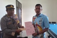 Momen penyerahan berkas perkara kasus pengeroyokan oleh Kanit Reskrim Polsek Mimika Baru, Iptu I Ketut Siartika kepada Jaksa Penuntut Umum, di Kantor Kejaksaan Negeri Mimika, (Foto: Istimewa)