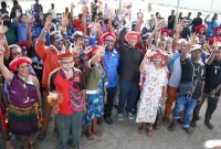 Foto bersama Pasangan calon Bupati dan Wakil Bupati Mimika, Alexsander Omaleng dan Yusuf Rombe Pasarrin, dengan anak muda Mimika. (Foto: Istimewa/Tim AIYE)