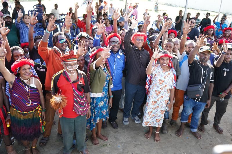Foto bersama Pasangan calon Bupati dan Wakil Bupati Mimika, Alexsander Omaleng dan Yusuf Rombe Pasarrin, dengan anak muda Mimika. (Foto: Istimewa/Tim AIYE)