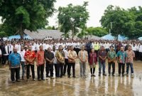 Foto bersama Penjabat Bupati Mappi, Dr. Michael R. Gomar S.STP., M.Si dengan para pelamar CPNS. (Foto: Istimewa/Humas Pemda Mappi)