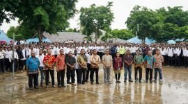 Foto bersama Penjabat Bupati Mappi, Dr. Michael R. Gomar S.STP., M.Si dengan para pelamar CPNS. (Foto: Istimewa/Humas Pemda Mappi)