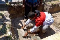 Pj. Bupati Mappi, Dr. Michael R. Gomar S.STP., M.Si, meletakan batu pertama pembangunan Gereja Paroki St. Paulus Yagatsu Distrik Haju. (Foto: Istimewa/Humas Pemda Mappi)