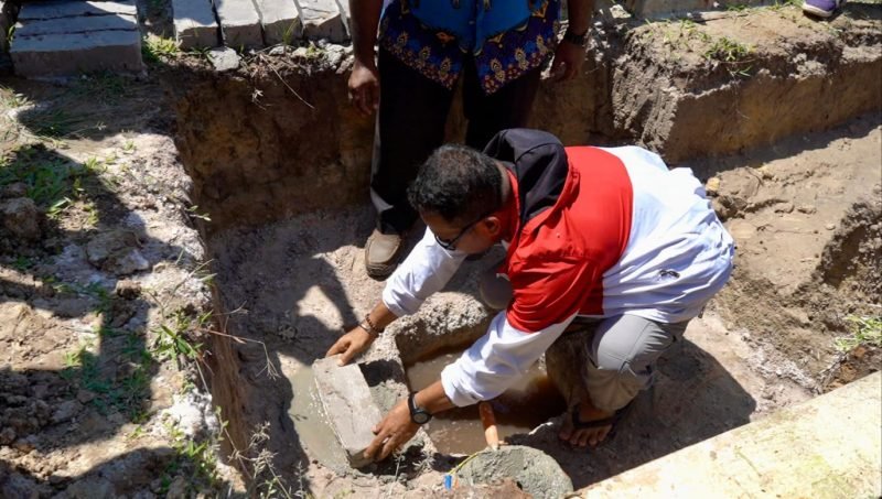 Pj. Bupati Mappi, Dr. Michael R. Gomar S.STP., M.Si, meletakan batu pertama pembangunan Gereja Paroki St. Paulus Yagatsu Distrik Haju. (Foto: Istimewa/Humas Pemda Mappi)