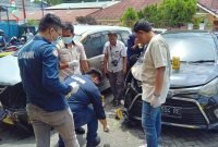Polisi melakukan penyelidikan di TKP perusakan dua unit mobil di depan Kantor PT Media Redaksi Jubi. (Foto: Istimewa/Humas Polda Papua)