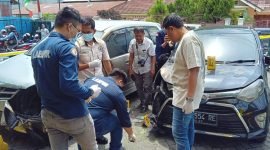 Polisi melakukan penyelidikan di TKP perusakan dua unit mobil di depan Kantor PT Media Redaksi Jubi. (Foto: Istimewa/Humas Polda Papua)