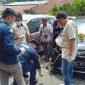 Polisi melakukan penyelidikan di TKP perusakan dua unit mobil di depan Kantor PT Media Redaksi Jubi. (Foto: Istimewa/Humas Polda Papua)
