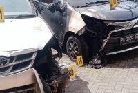 Dua unit mobi di depan Kantor PT Media Redaksi Jubi tampak rusak terbakar akibat perusakan yang terjadi pada 16 Oktober 2024 lalu. (Foto: Istimewa/Humas Polda Papua)