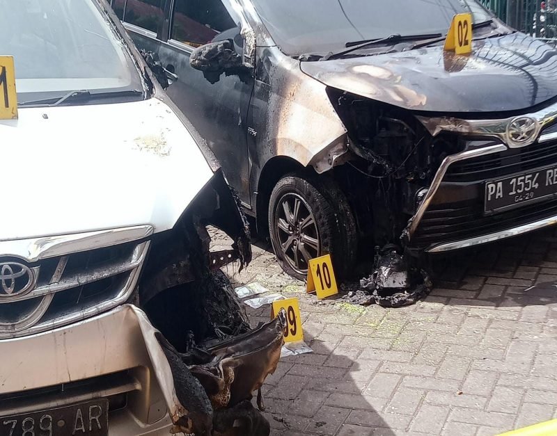 Dua unit mobi di depan Kantor  PT Media Redaksi Jubi tampak rusak terbakar akibat perusakan yang terjadi pada 16 Oktober 2024 lalu. (Foto: Istimewa/Humas Polda Papua)
